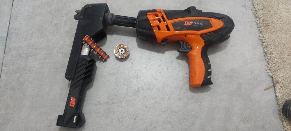 Spit Pistol cuie metal