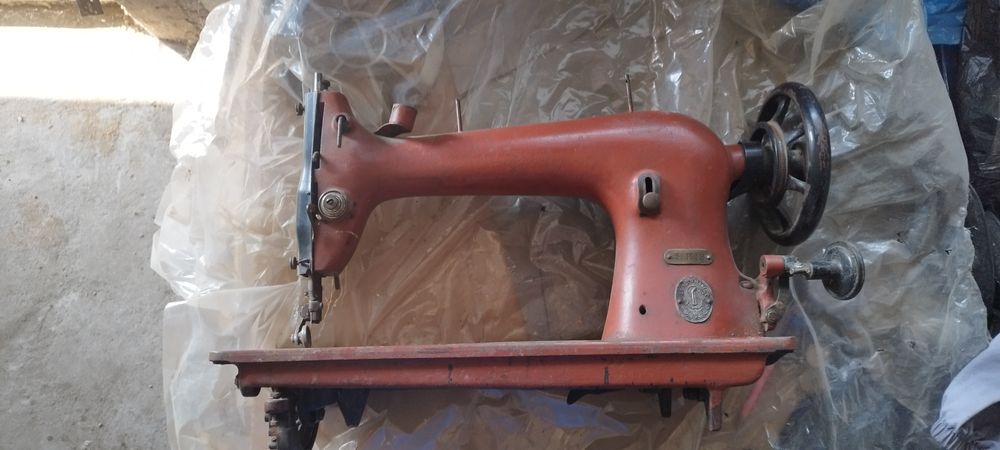 Mașină de cusut SINGER seria f