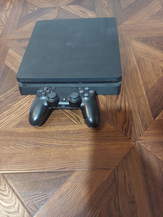 Ps4 slim с контролер и отделни игри.