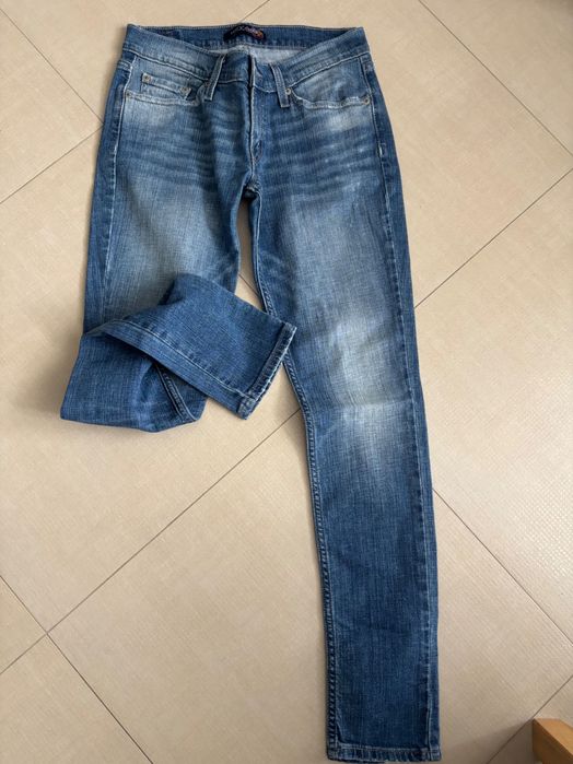 Levis jeans не са носени никога