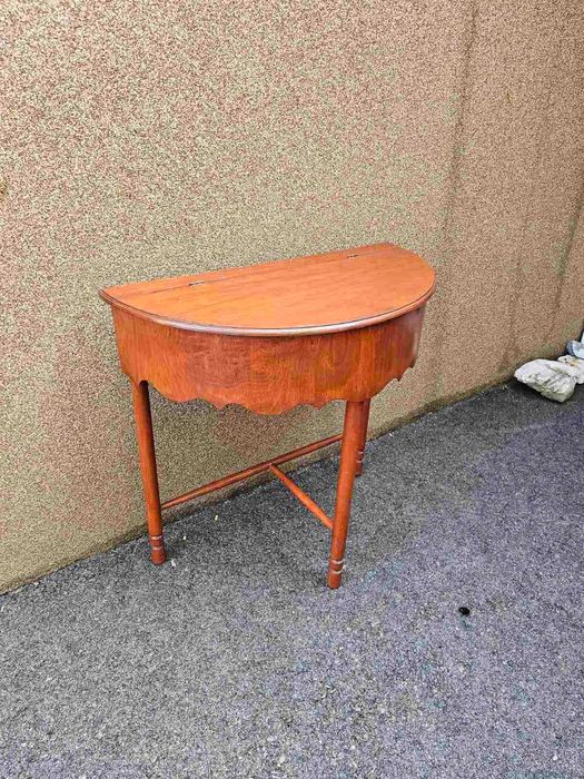 Шкаф с дърворезба