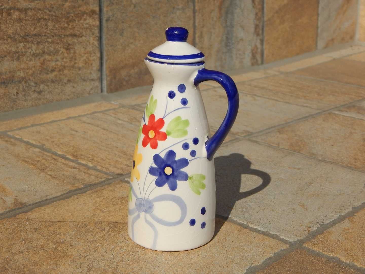 Vaza tip ceainic cu toarta si capac cu motive florale uzata