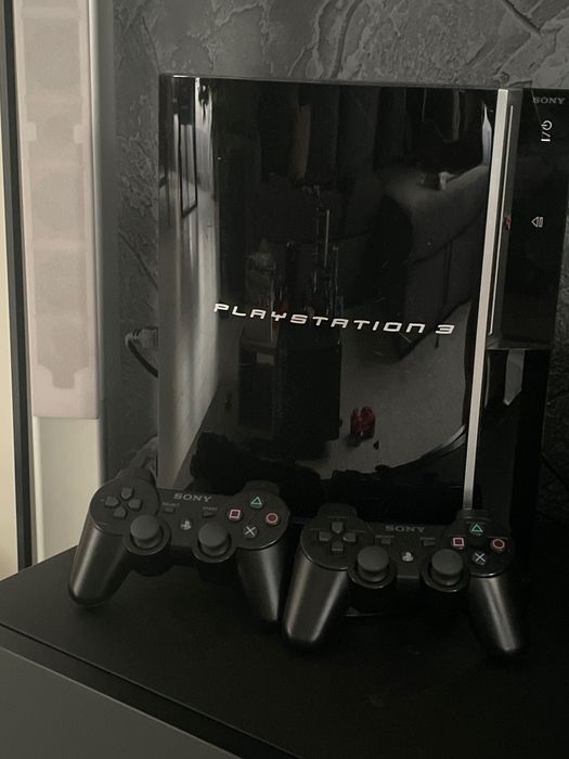 Sony PlayStation 3 с играми и джойстиками