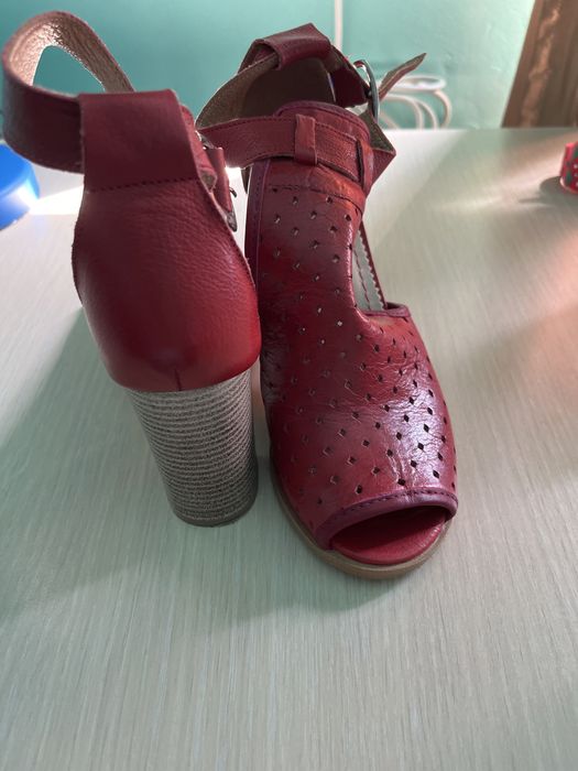 Sandale noi marimea 38