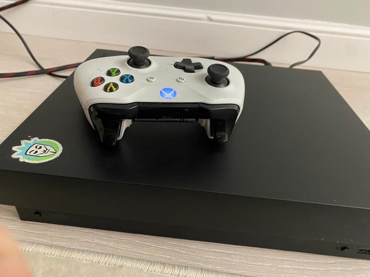 Продам Xbox One X 1tb