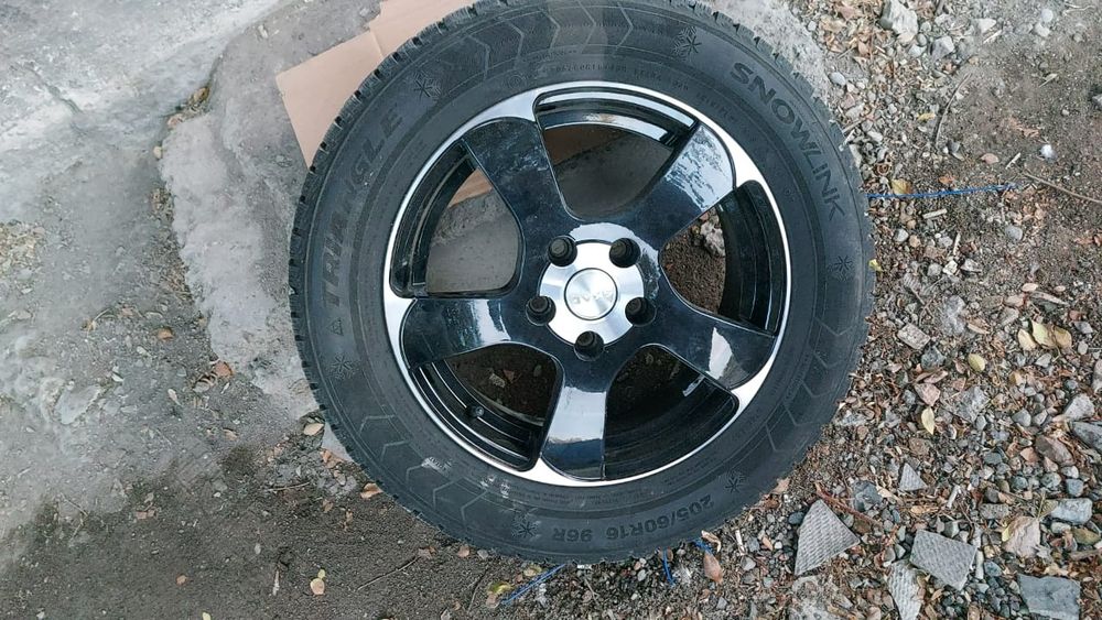 Продам оригинальные диски с шинами