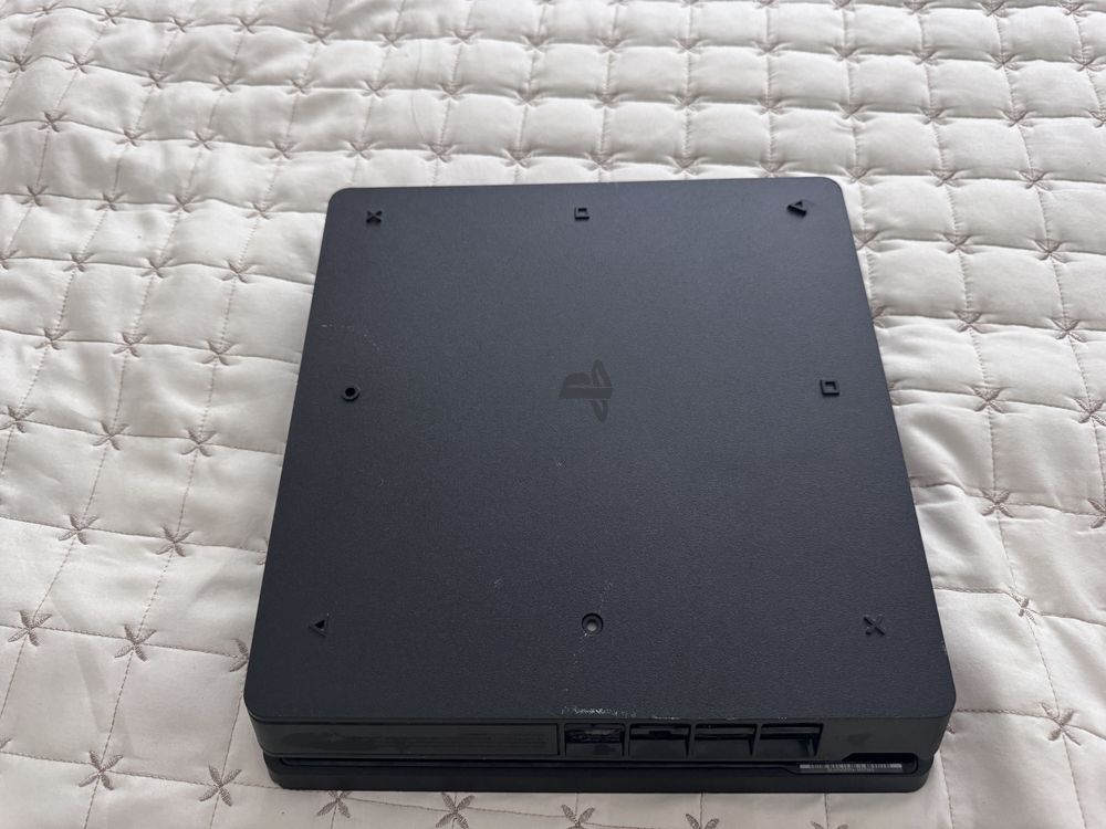 Ps4 slim , Ps4, 17 игри , с кабели , 4 контролера.