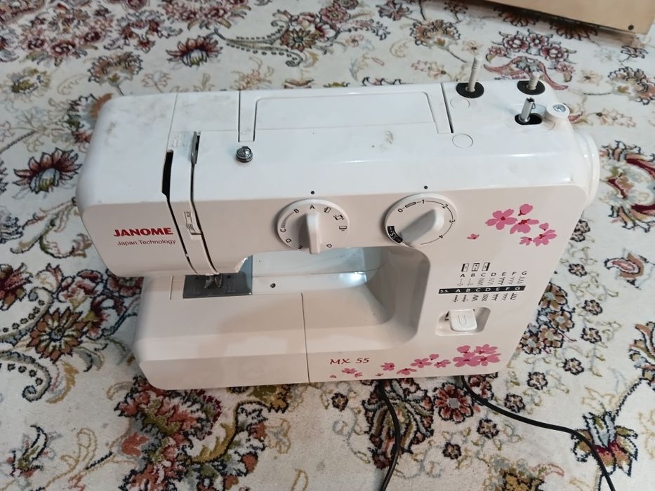 Швейная машина почти новая