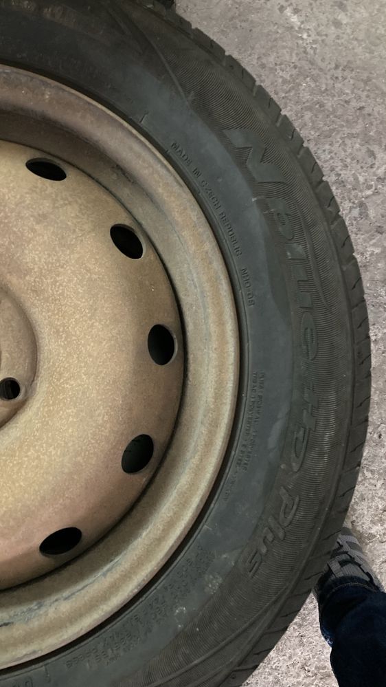 Летни гуми Nexen 185/65/15 dot 0522 с железни джанти Датчия