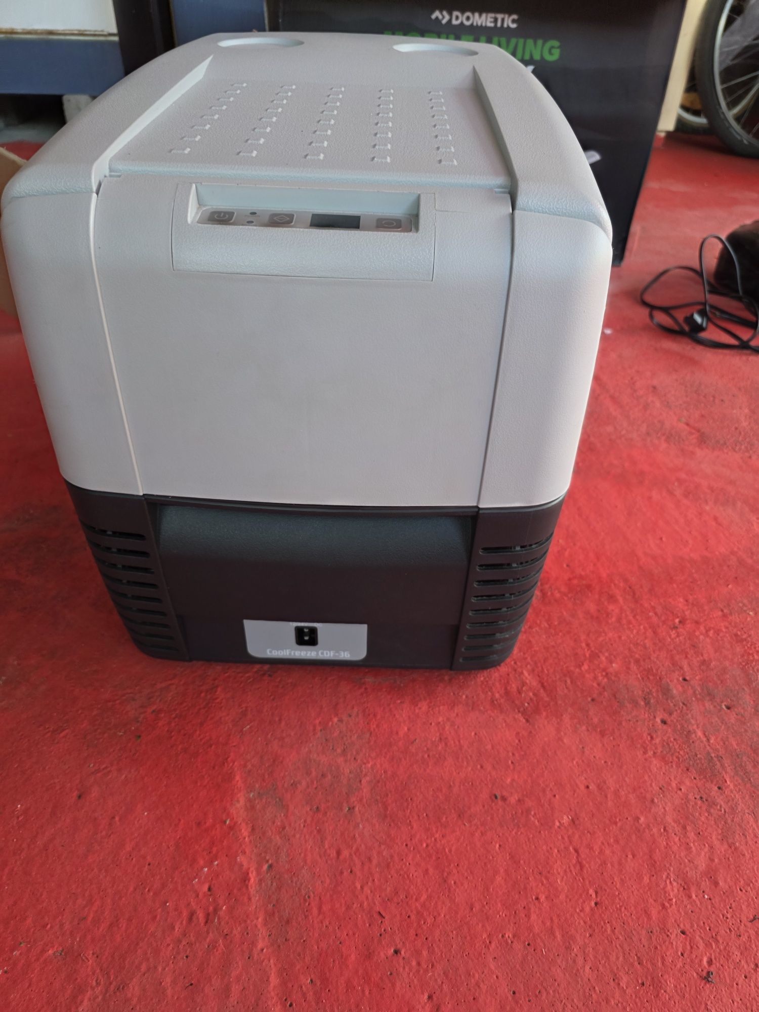 Lada Dometic la 12v si 24 cu adaptor original 220v ca nouă 10 zile fol