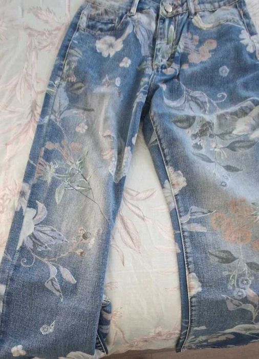 Blugi NOI- XL, de damă din denim, drepti, cu imprimeu floral