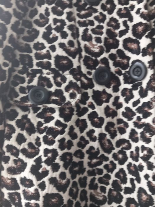 Vând palton HM animal print