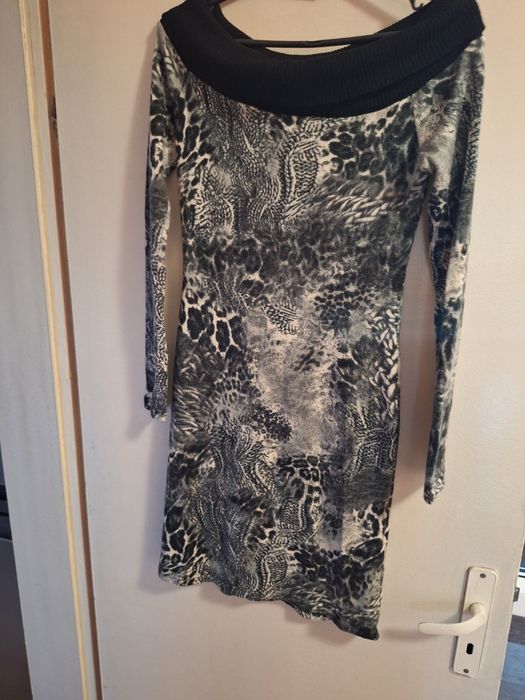 Дамска рокля с паднали рамени