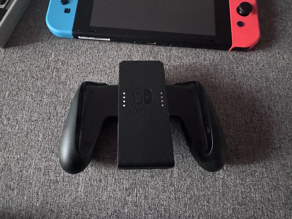 Конзола Nintendo Switch (Neon Red & Neon Blue Joy-Cons) + екстри