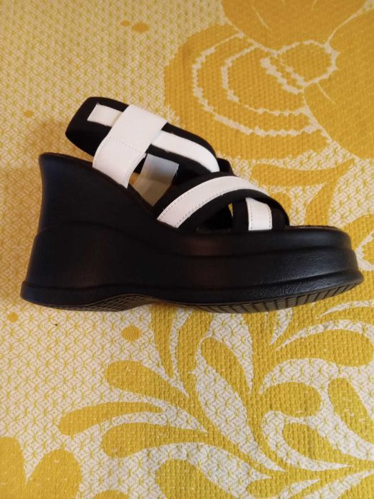 Нови летни дамски обувки на платформа