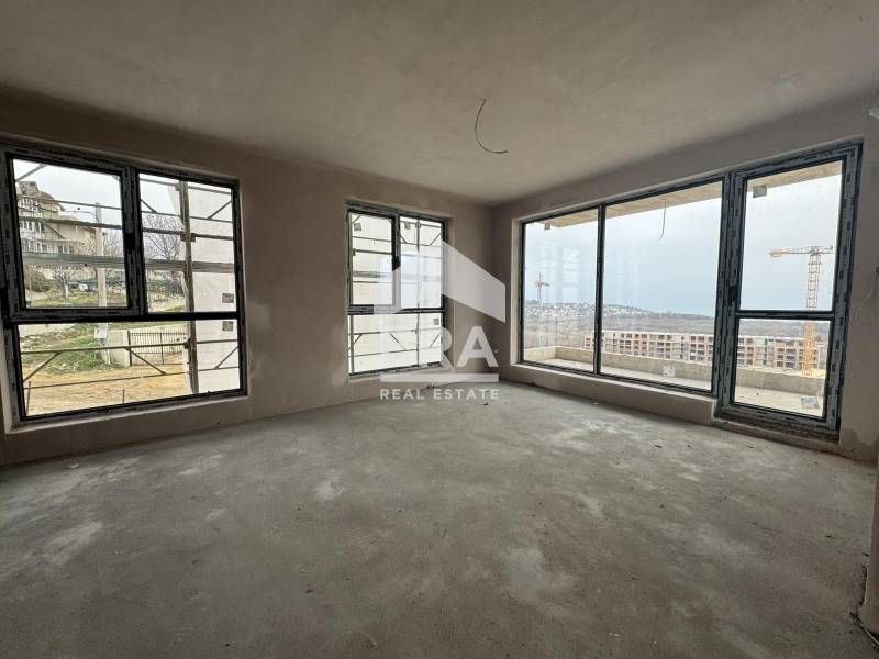 Тристаен, ексклузивен, източен апартамент за продажба, с голяма дневна