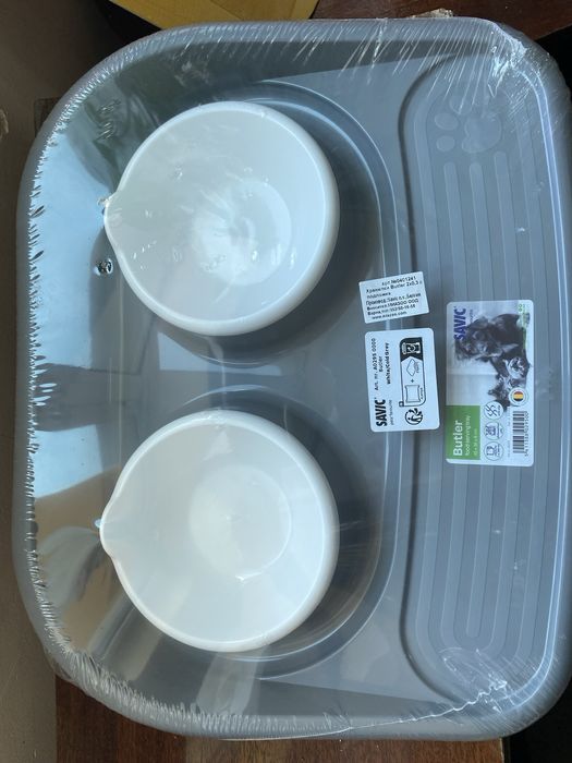 Подлошка с купички за храна и вода.