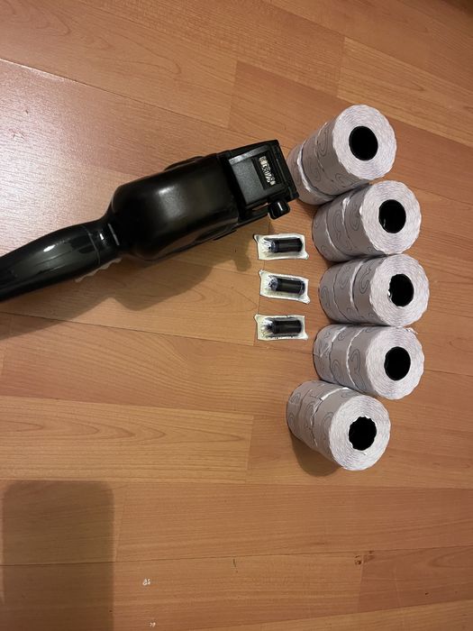 Etichetator pret Uno