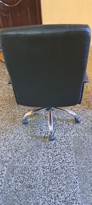 Продавам офис стол