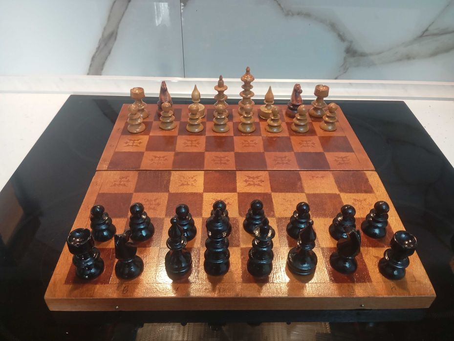 Шах с дървени фигури