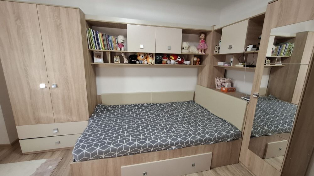 Dormitor copii cu dulapuri si birou