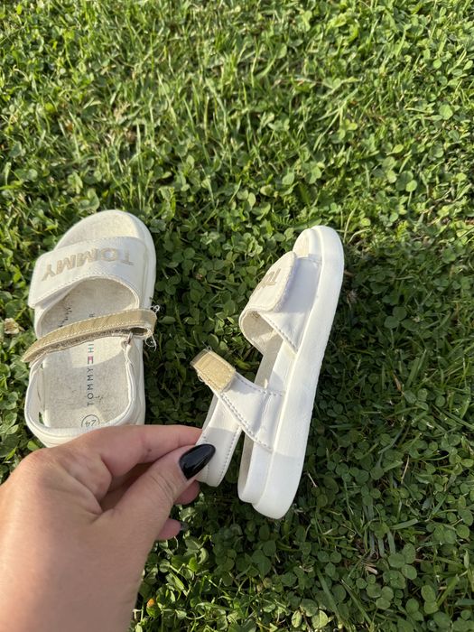 Sandale Tommy Hilfiger marimea 24 albe din piele