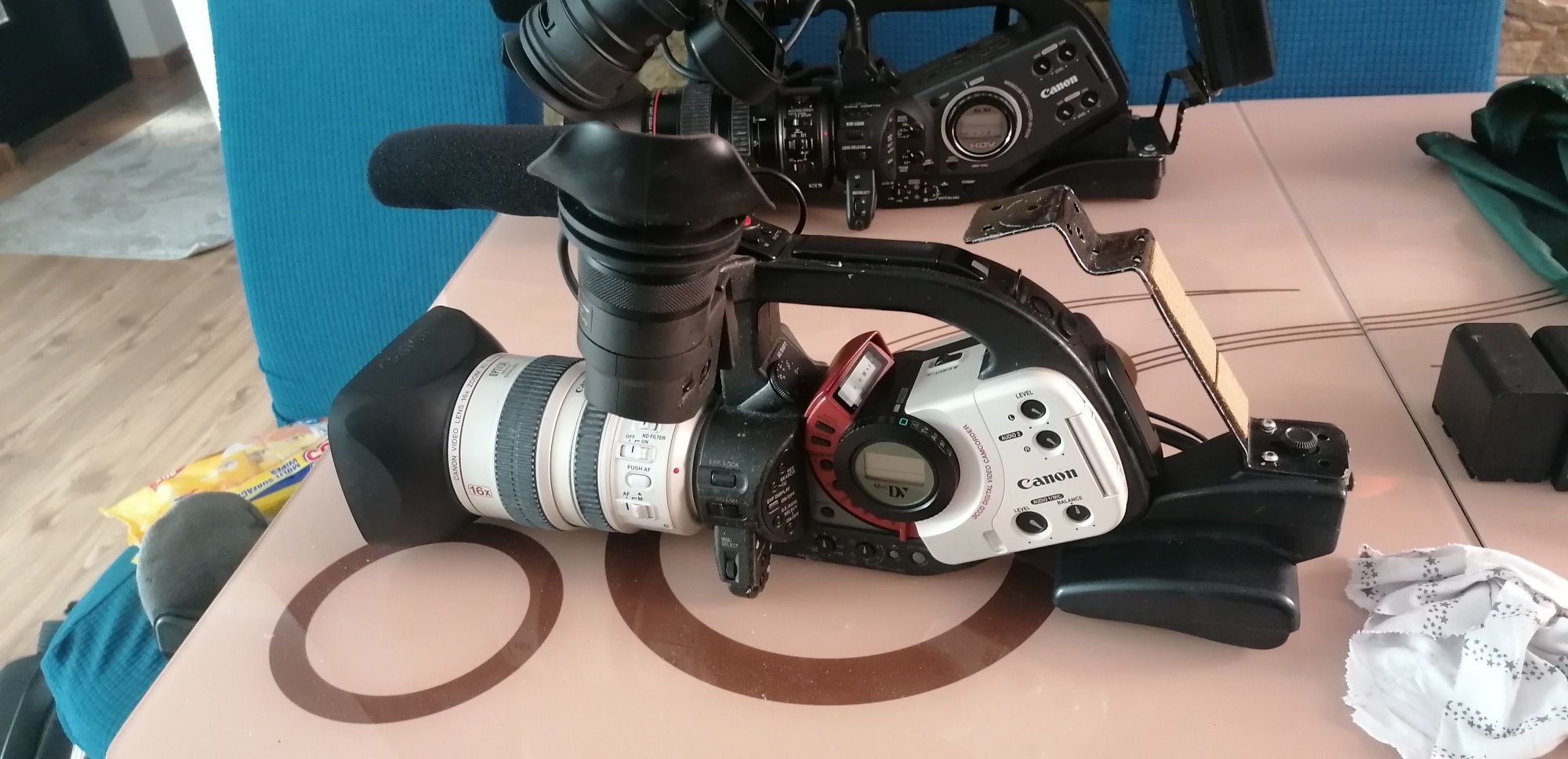 Camere video profesionale Canon Xl H1 și Canon Xl 1.