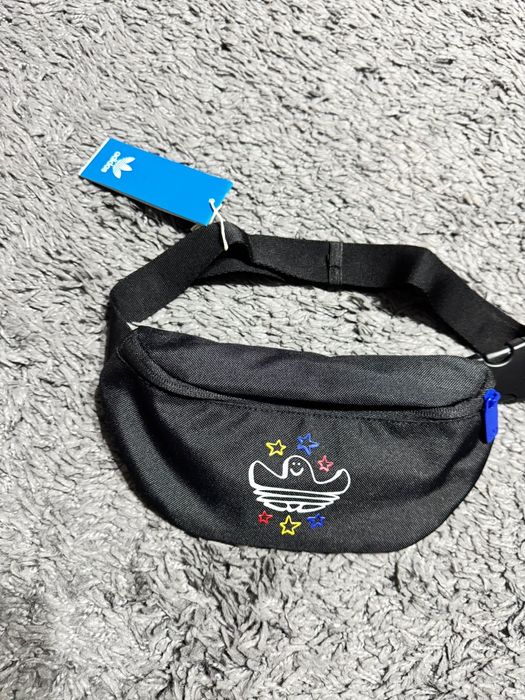 Nou cu etichetă:borseta Adidas x Mark Gonzales