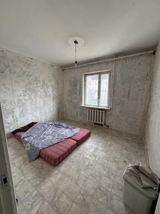 Трех-комнатная раздельная 90м2  на метро Ойбек Срочно