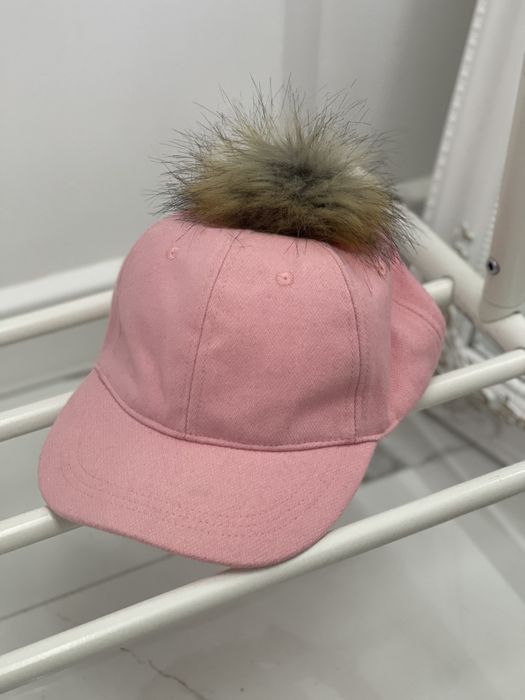 Розова шапка с козирка и пух