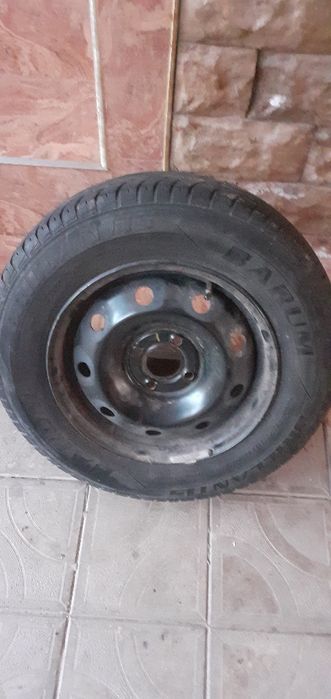 Vând un set de roti de logan pe 14 cu capace cu tot(165/80/14) 5 bucat