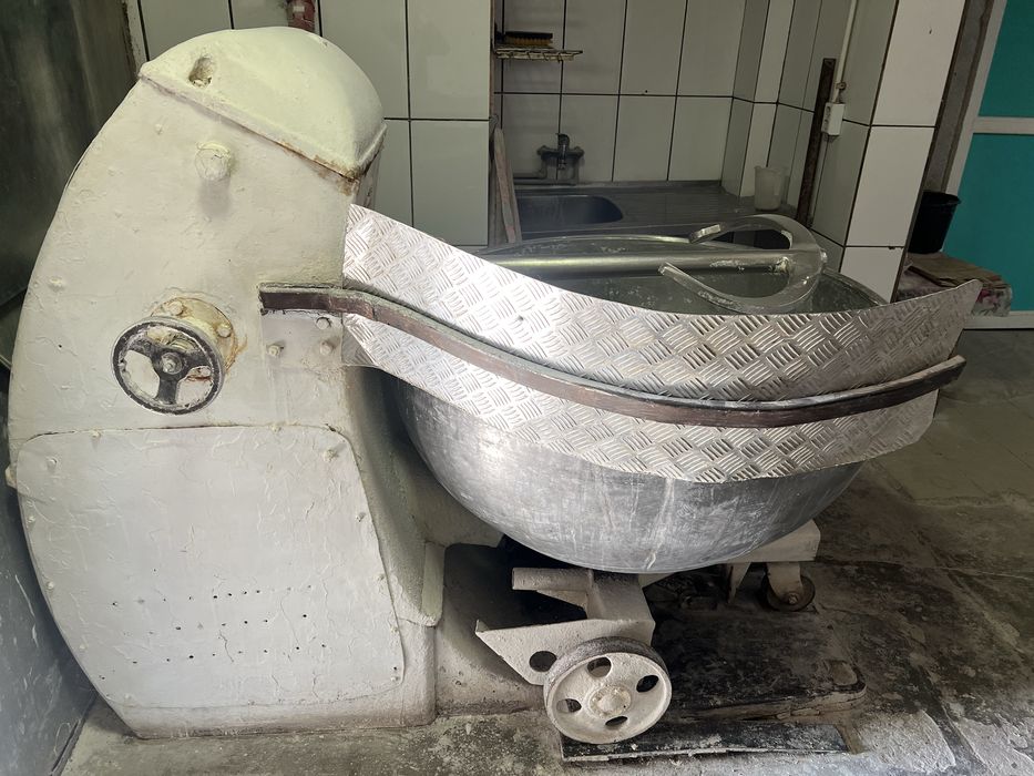 Malaxor cu ancoră si divizor aluat