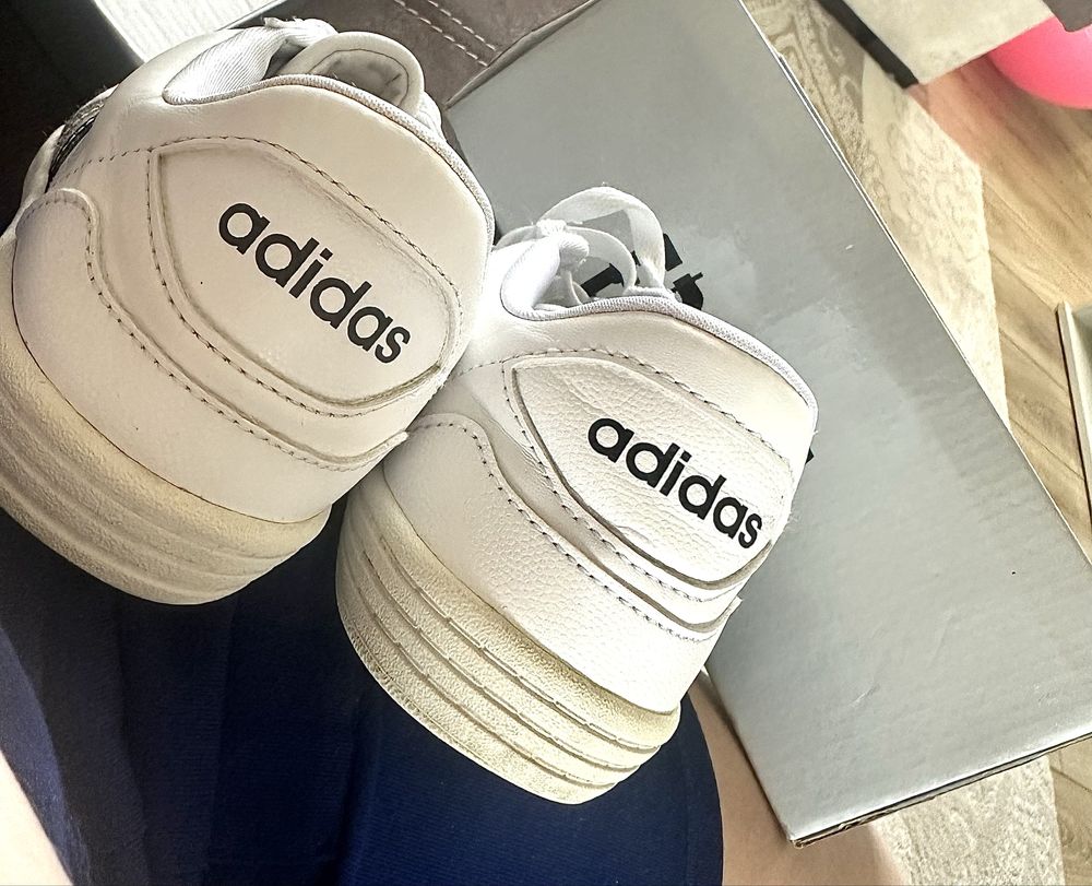 Сникърси Adidas.