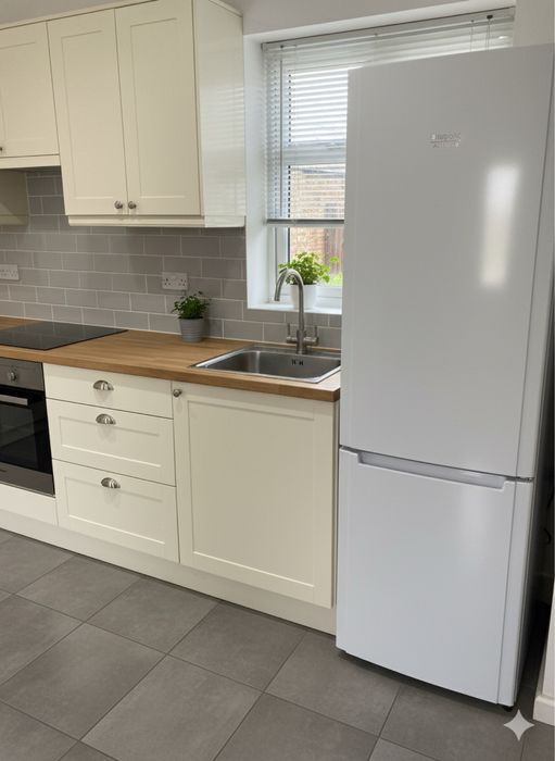 Продам холодильние Hotpoint Aroston без заморозки