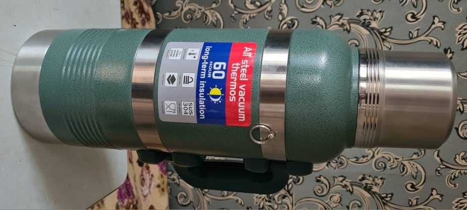 Продам новый термос для напитков 4 литра.