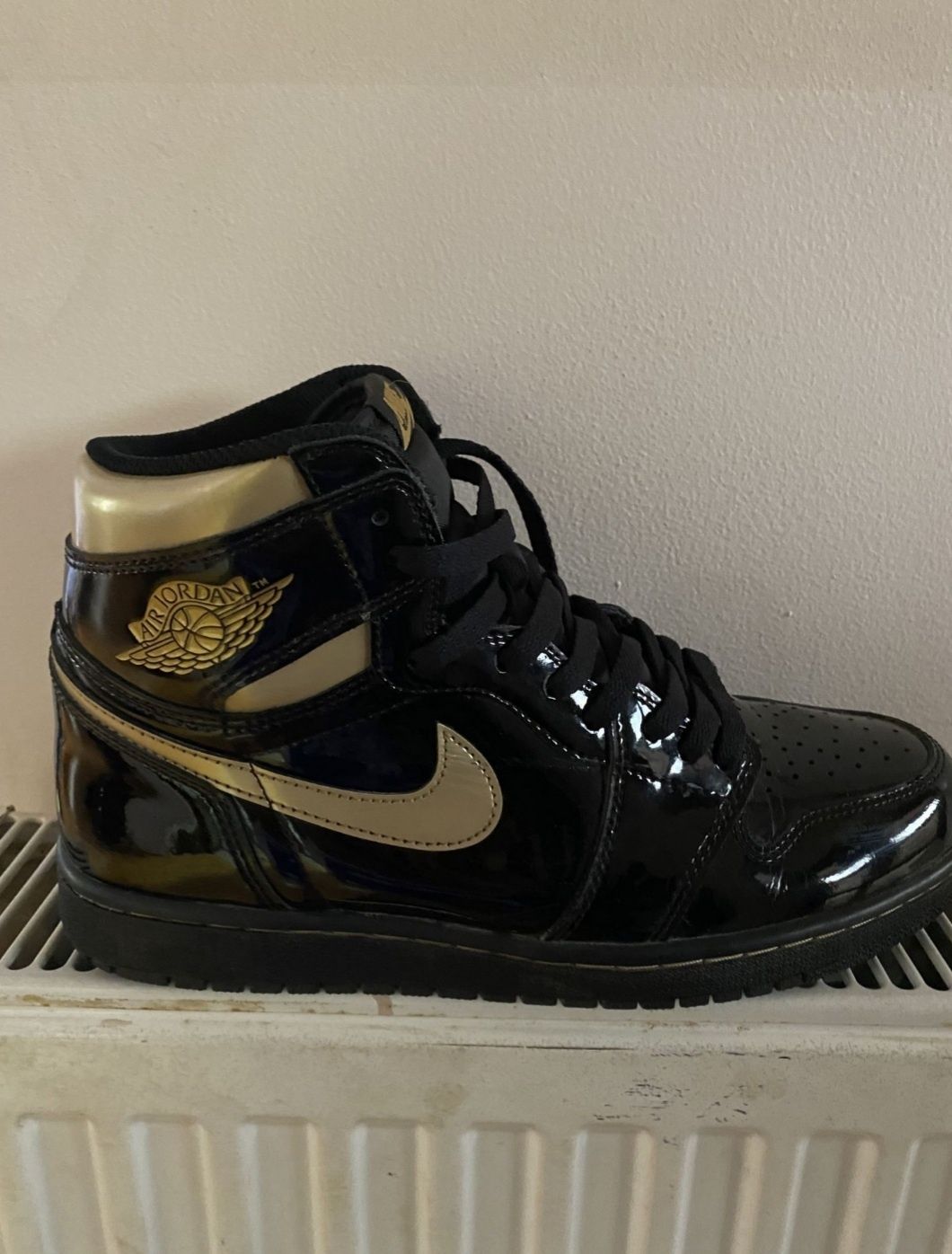 Vând Jordan 1 Metalic Gold