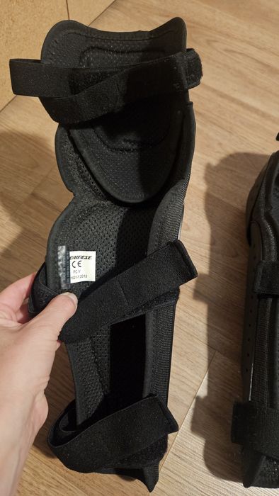 Vând protecție genunchi dainese ptr motor