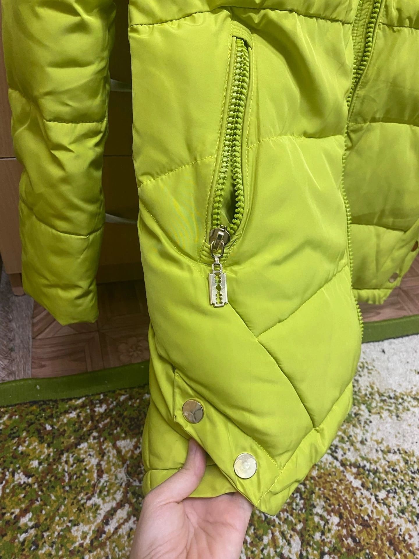 Яркая зимняя женская куртка в идеальном состоянии