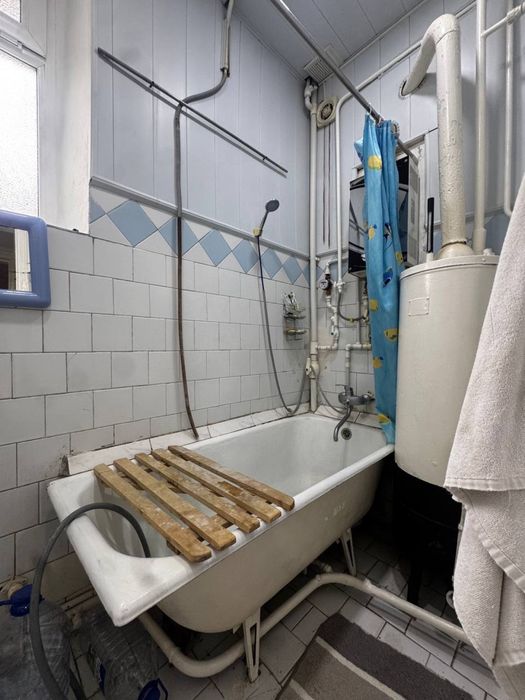 Прадается 2 ком центр навои 56м 2