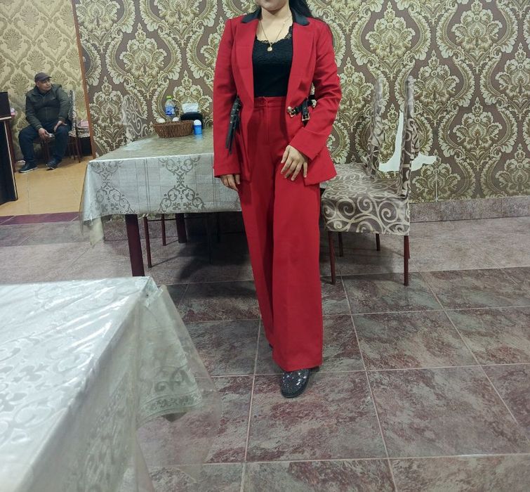 Kostyum shim sotiladi