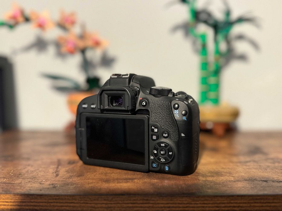 Canon EOS 800D + обектив 18-55mm IS STM