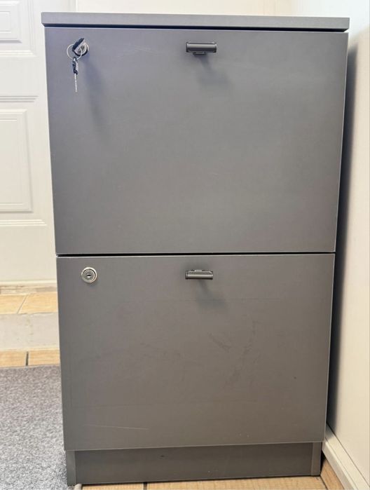 Құжаттар салуға болатын кілті бар шкаф