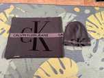 Подаръчен комплект Calvin Klein Jeans - шапка+шал