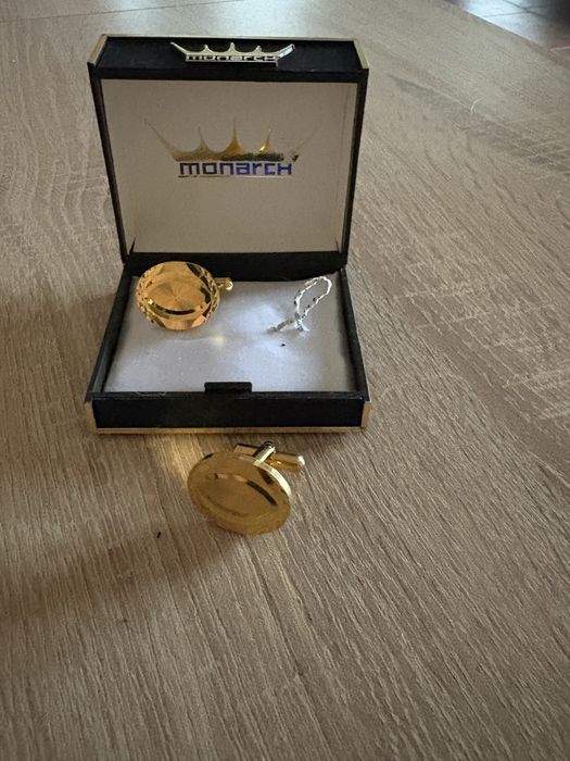 Оригинални бутониери “Монарх”