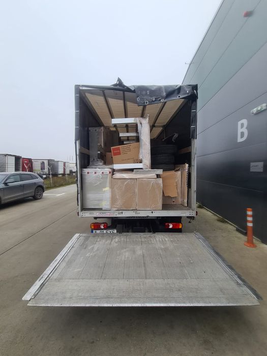 Transport marfă cu dubă prelată și lift hidraulic
Transport