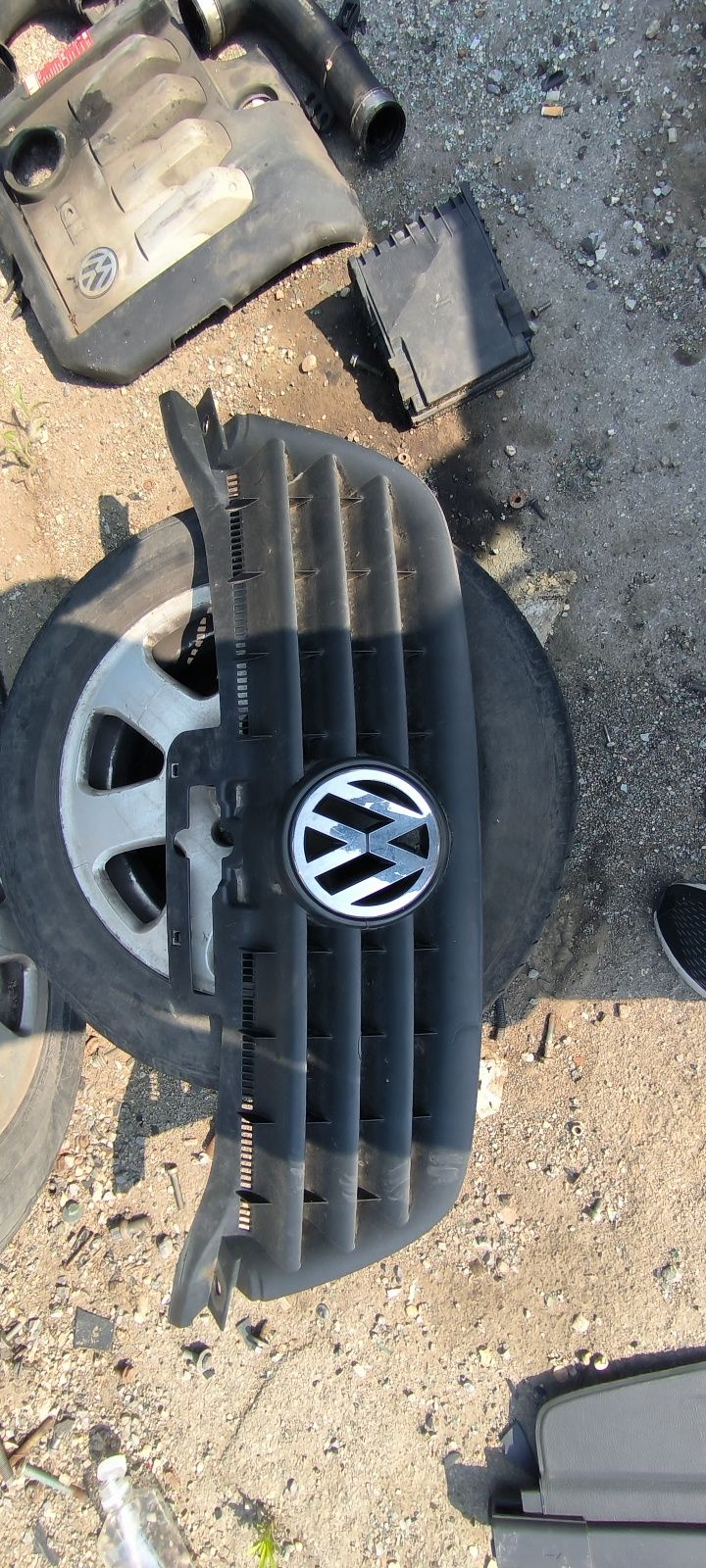 Продавам едрогабаритни части за vw Touran 2005г