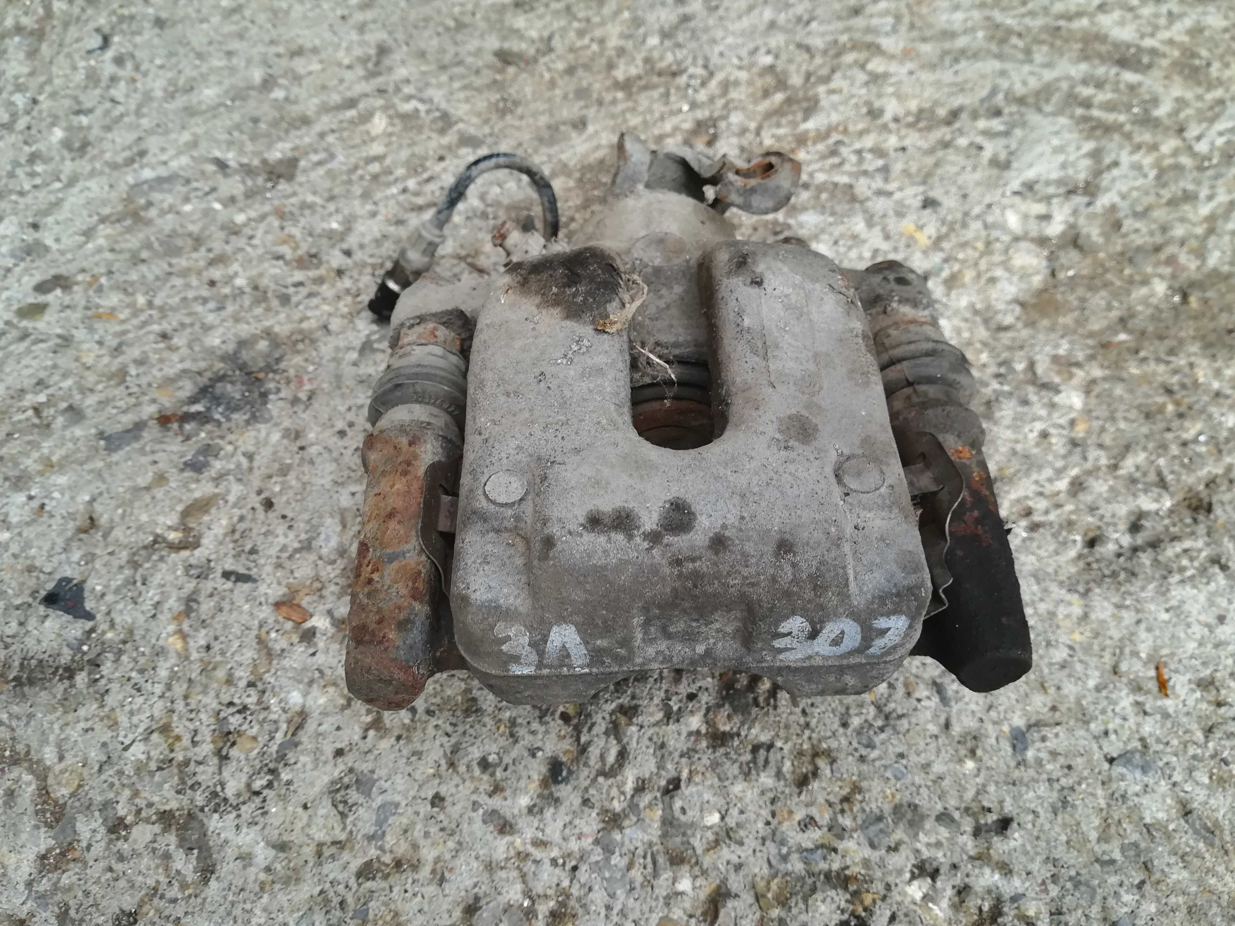 Пежо Peugeot 307 предни спирачни апарати десен спирачен апарат супорт