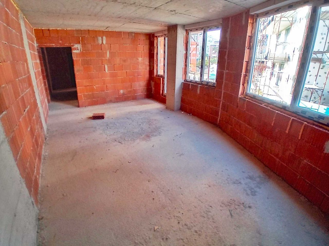 Продава се Тристаен апартамент в София, Малинова долина - 117000 кв.м за 1 €/кв.м - Снимка #1