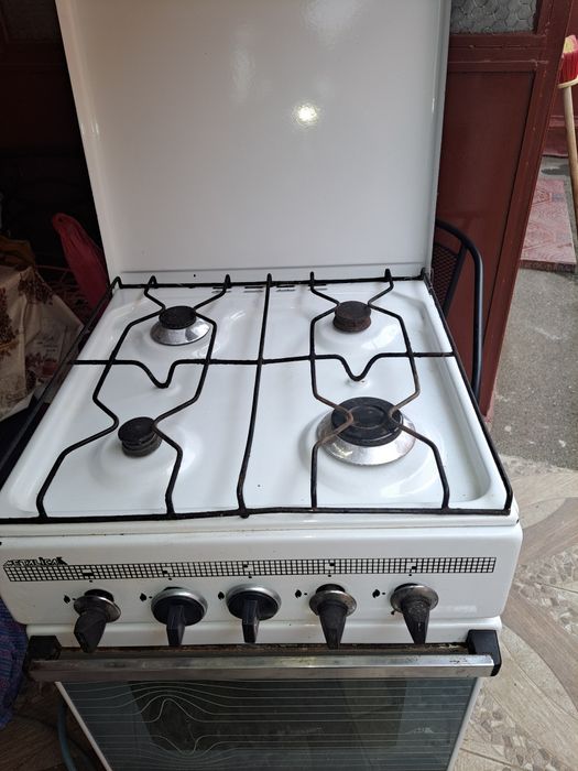 Vand aragaz cu 4 ochiuri si cuptor  cu ceas si furtun