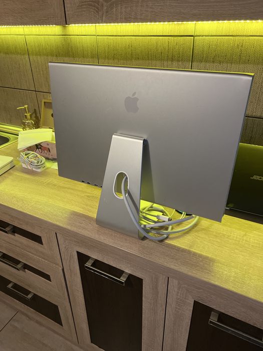 Apple cinema display monitor